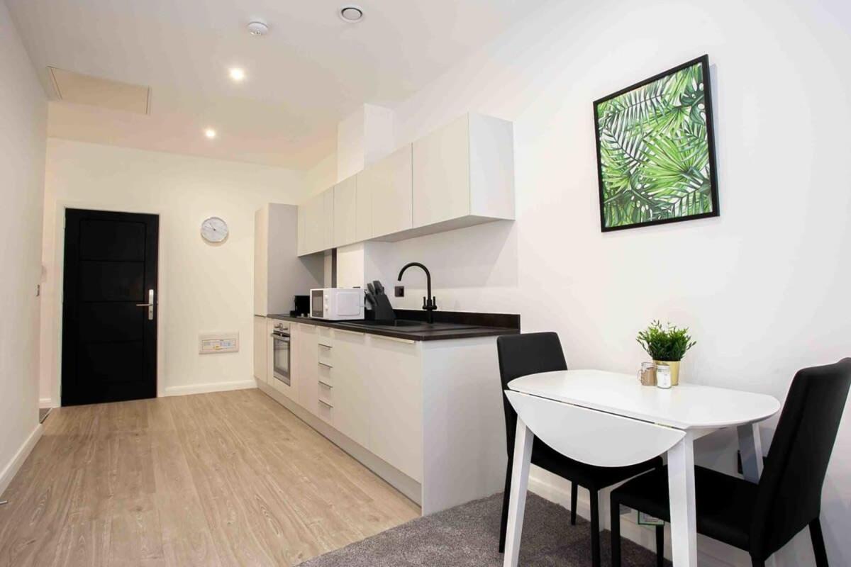 Modern & Stylish 1 Bedroom Apartment In Bolton Exteriör bild